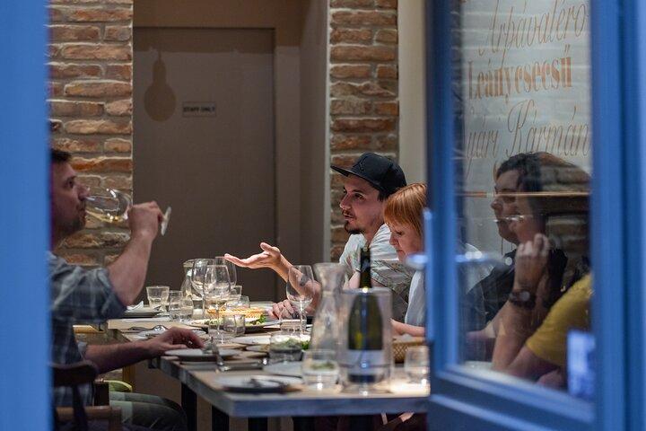 宮殿地区の夜の料理、ワイン、歴史散策