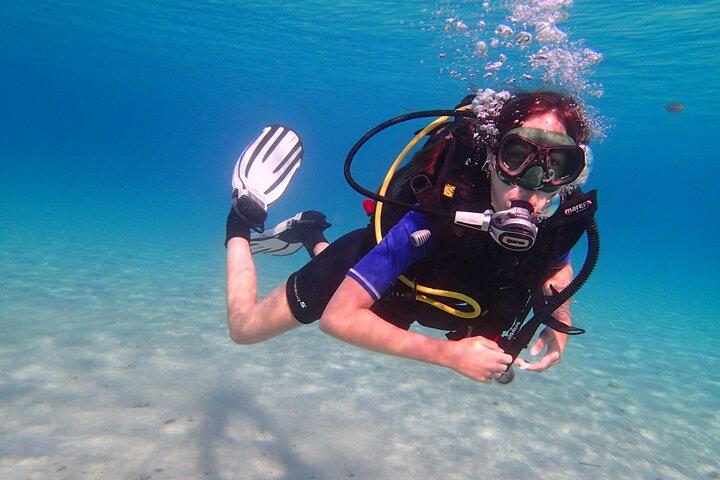 Pruebe el buceo para principiantes en barco en la isla Diaporos