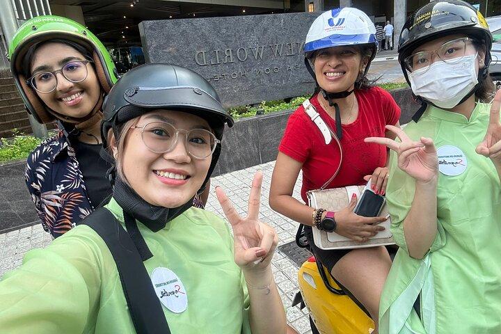 Matin Saigon Unseen + Street Food Tour avec option Ao Dai Riders
