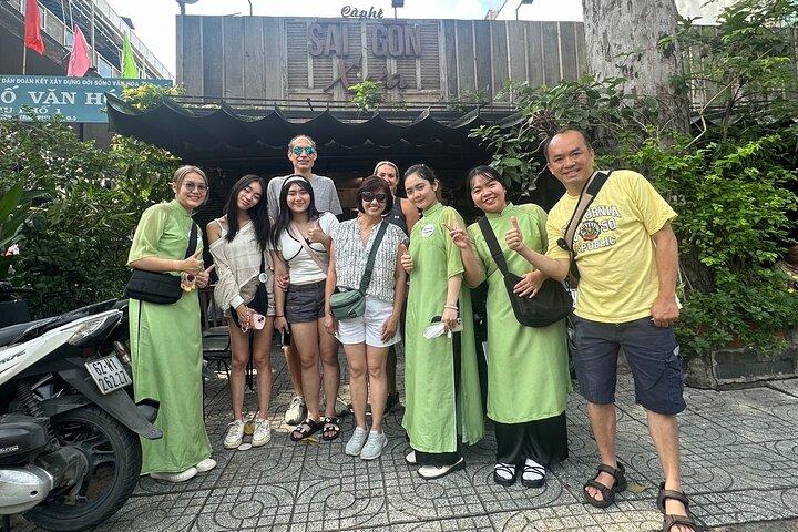 Matin Saigon Unseen + Street Food Tour avec option Ao Dai Riders