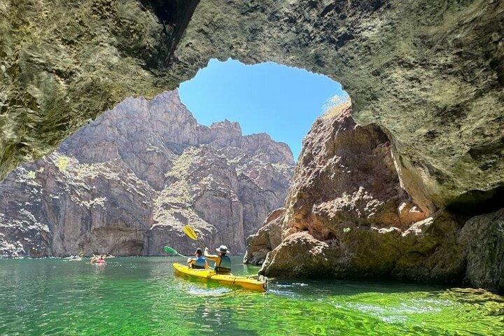 Excursão privada em Kayak Emerald Cave com Hotel Pickup