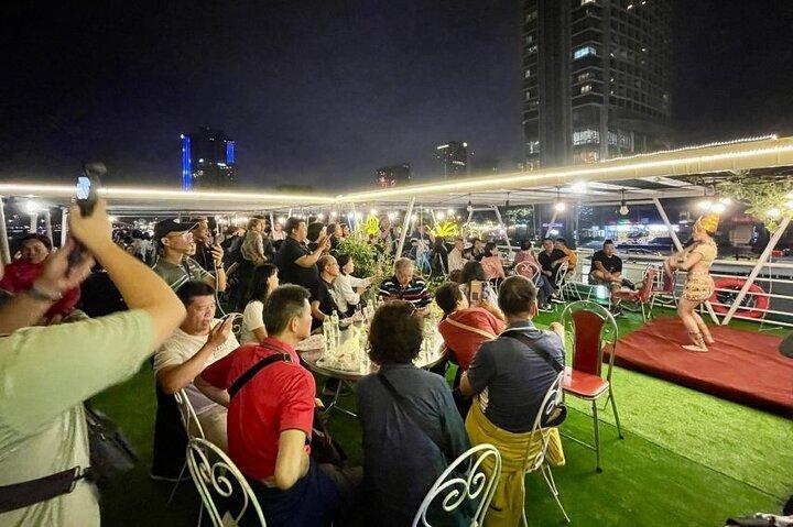 Paseo nocturno en barco por el río Da Nang Han con espectáculo los fines de semana