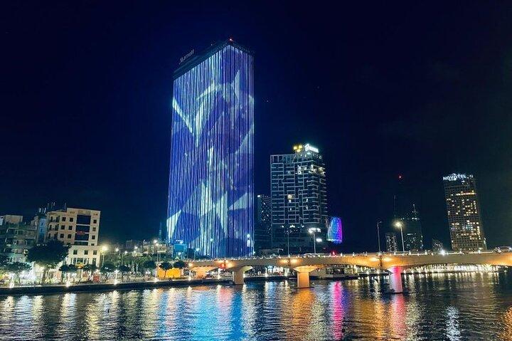 Paseo nocturno en barco por el río Da Nang Han con espectáculo los fines de semana