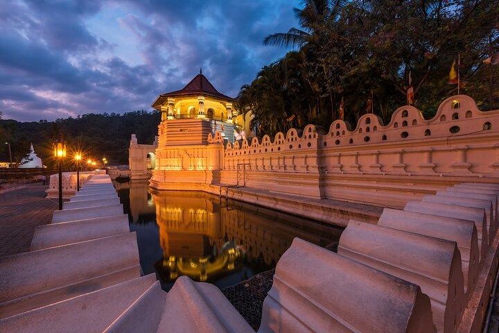 Von Sigiriya nach Kandy Privater Transfer mit komfortablem Auto/Van