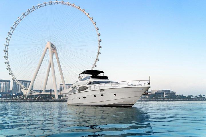 ドバイの68フィートの豪華プライベートガイド付きヨットツアー
