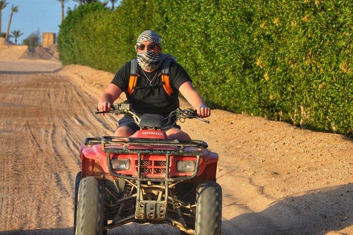 ハルガダの砂漠と紅海のサンセットクワッドバイクツアー