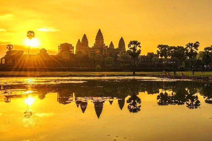 Angkor Wat Sunrise or Sunset Tour with Guide