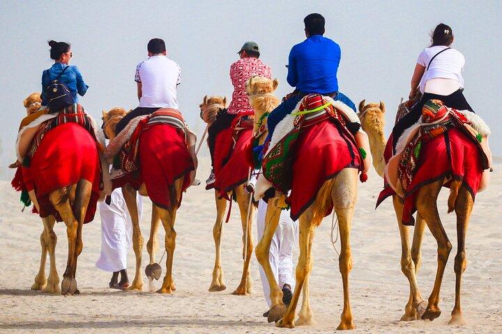 Paseo en camello y quad Experiencia en la playa de Qatar