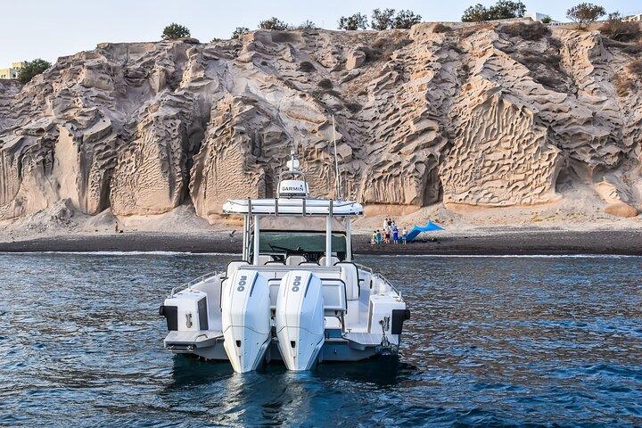 サントリーニ島でのプライベート Axopar 37 モーターヨット クルーズ（スナックとドリンク付き）