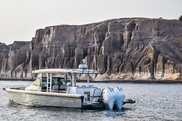 Cruzeiro privado Axopar 37 MotorYacht em Santorini com lanche e bebida