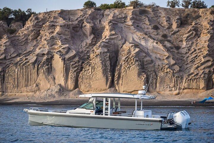 サントリーニ島でのプライベート Axopar 37 モーターヨット クルーズ（スナックとドリンク付き）