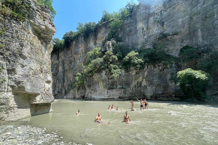Von Berat aus den Bogova-Wasserfall und die Osumi-Schlucht erkunden