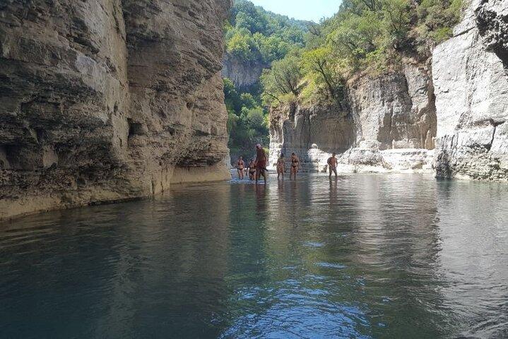 Von Berat aus den Bogova-Wasserfall und die Osumi-Schlucht erkunden