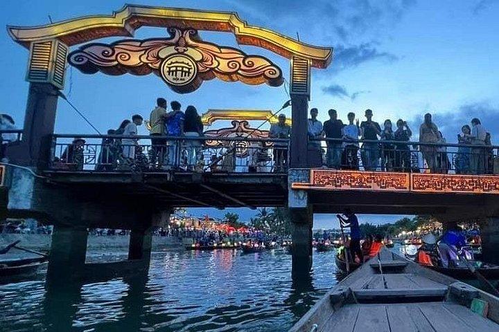 カラフルな夜のホイアン、ウォーキングツアー、ランタン付きボートライド、ナイトマーケット