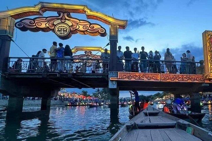 ウォーキングツアーホイアン市とサンパンボートライド、カラフルなランタン、ナイトマーケット