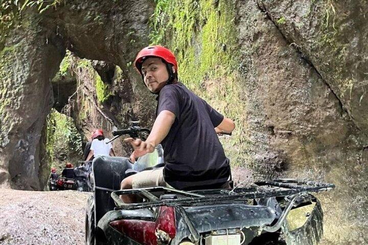 歴史的なトンネルと風光明媚な滝を通るBALI ATV Kuber