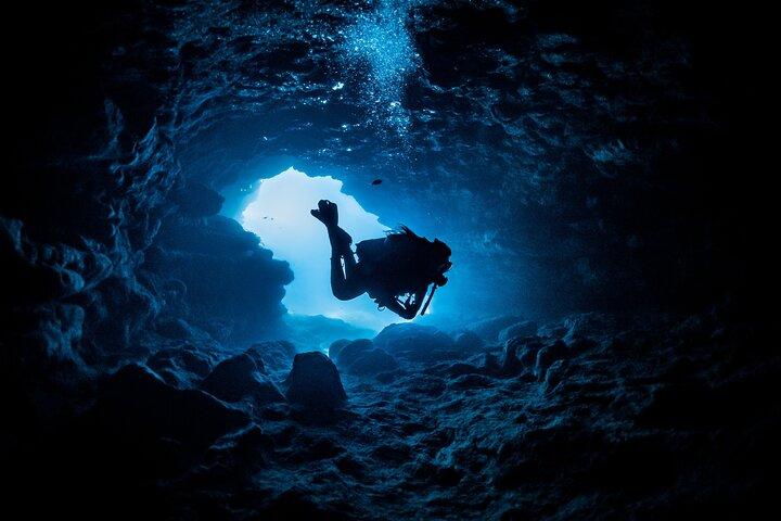 認定ダイバーのためのキングクルーザーの沈没船とドクマイ島での 3 回の楽しいダイビング