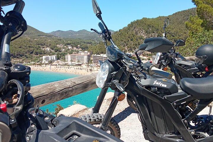 Ibiza: Ausflug mit dem Elektromotorrad