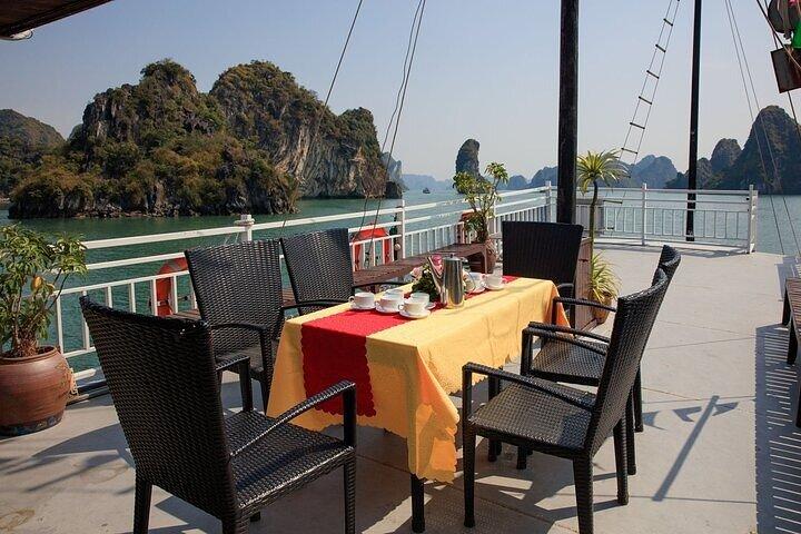 6 timmars privat båttur Halong Bay shore utflykter