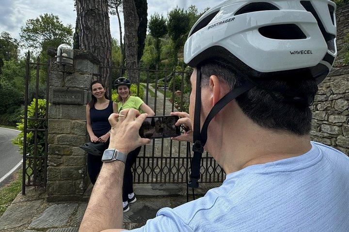 コルトーナEバイクシーニックライド-プライベート中世の田園風景ツアー
