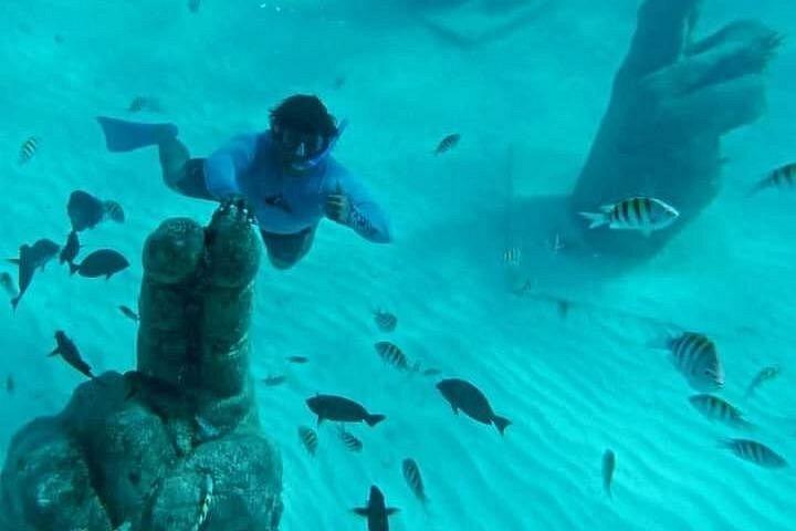 Excursion d'une journée en catamaran avec plongée à Isla Mujeres