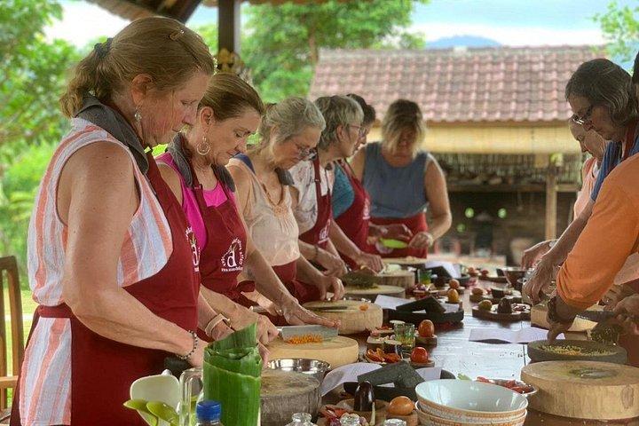 Balinesischer veganer Kochkurs mit Frischernte und Gartentour