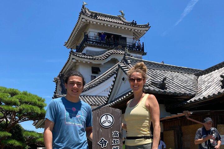 Ervaar de energie van Kochi: Sunday Market Tour inclusief Kochi Castle