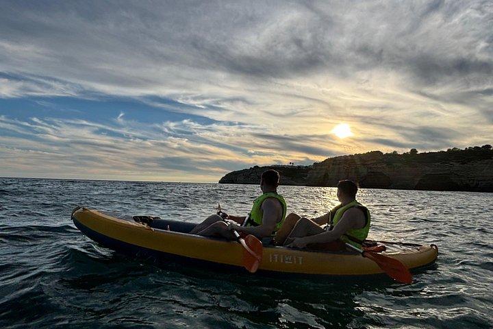 ベナギルの海食洞を通る2時間のカヤック