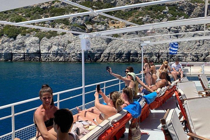 ロードス湾から湾へのスイムクルーズ - ワイン付きギリシャ料理ビュッフェ