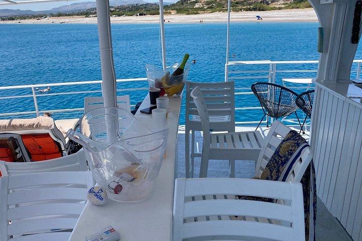ロードス湾から湾へのスイムクルーズ - ワイン付きギリシャ料理ビュッフェ
