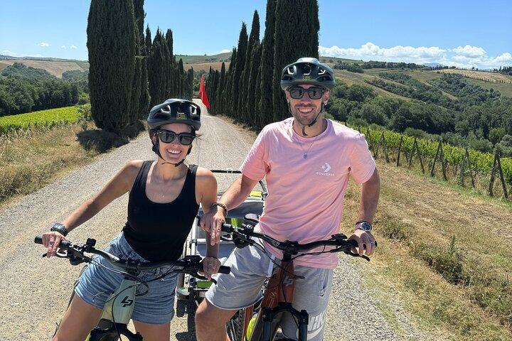 MONTALCINO Privat elcykel och Brunello vingård upplevelse