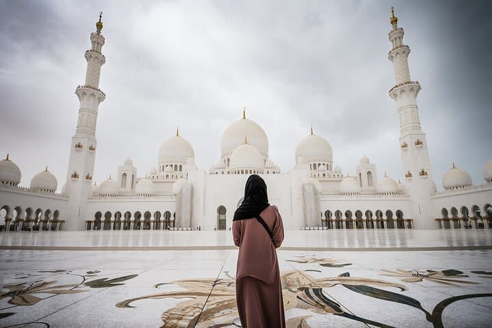 From Dubai: Abu Dhabi Day-Tour Grand Mosque, BAPS Temple & Lunch