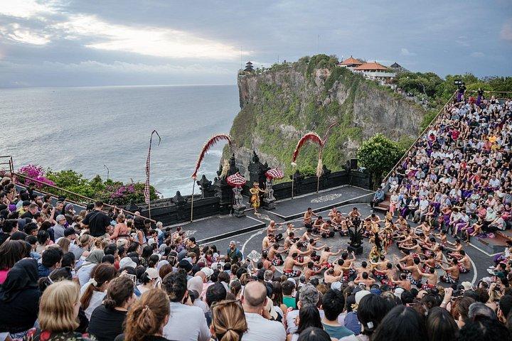 ウルワツ寺院、ケチャ ダンス、パダン パダン、スルバン ビーチ ツアー