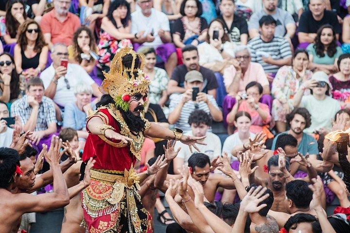 ウルワツ寺院、ケチャ ダンス、パダン パダン、スルバン ビーチ ツアー