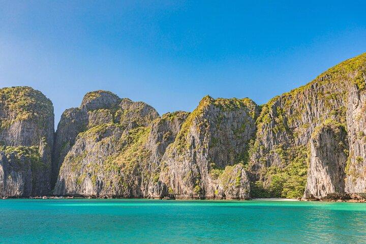 Excursão de dia inteiro a Phi Phi e Ilha de Bambu em catamarã de velocidade premium