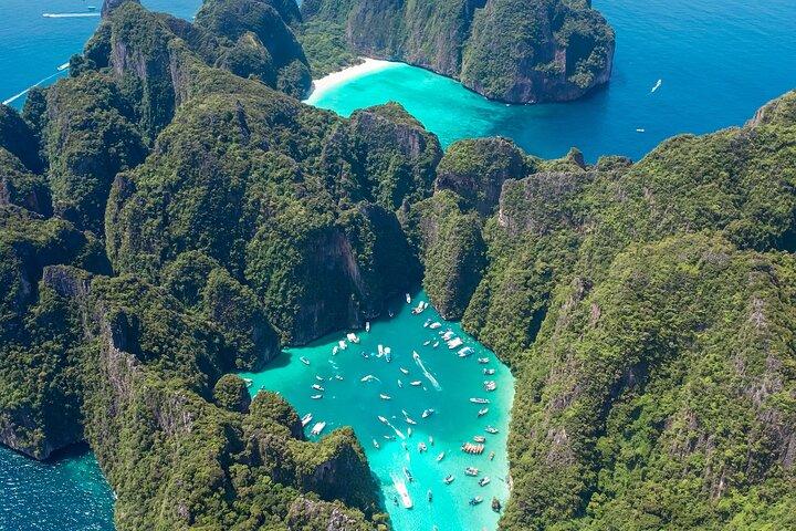 Excursão de dia inteiro a Phi Phi e Ilha de Bambu em catamarã de velocidade premium