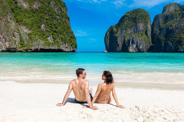 Excursão de dia inteiro a Phi Phi e Ilha de Bambu em catamarã de velocidade premium