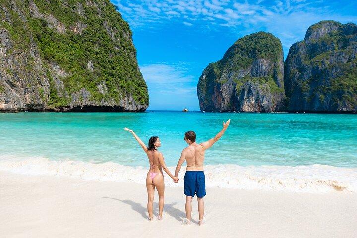 Excursão de dia inteiro a Phi Phi e Ilha de Bambu em catamarã de velocidade premium