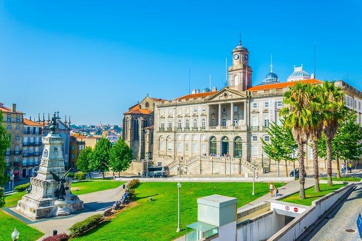 Tour Porto Histórico de Meio Dia com Visita e Provas numa Cave de Vinho do Porto