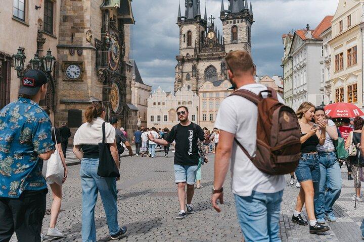 Tour por el casco antiguo, el reloj astronómico y el metro con PragueWay