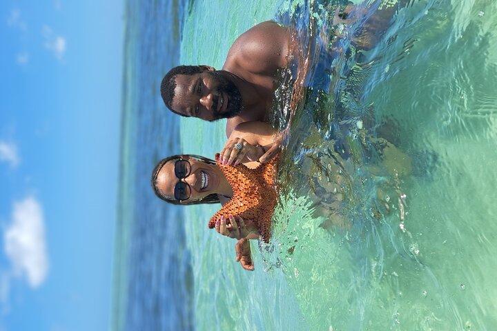 Rondleiding door nylon zwembad met glazen bodem in Buccoo Reef