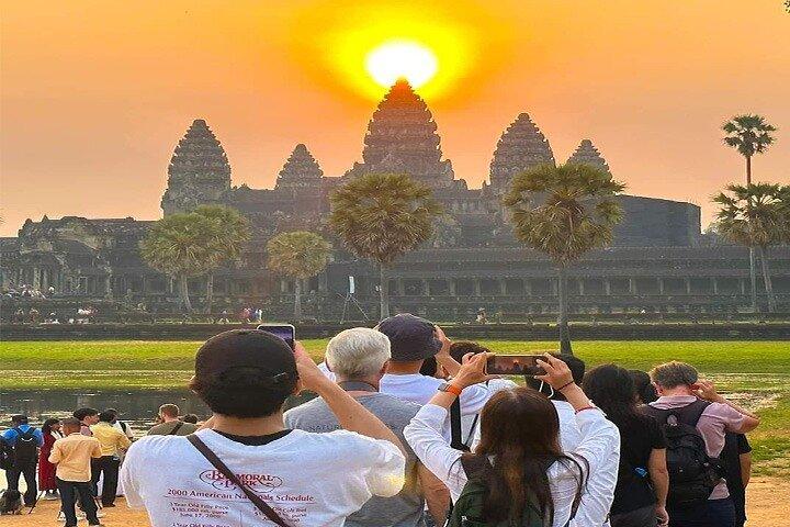 Small-Group Angkor Wat Sunrise Tour with Breakfast