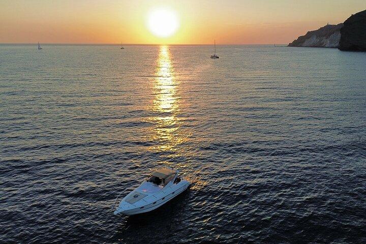 サントリーニ島でのプライベートオールインクルーシブヨットツアー