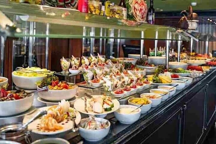Luxury Nile Dinner Cruise with Entertainment in Cairo