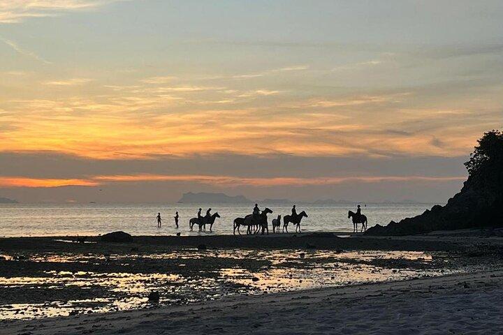 Promenade à cheval sur Sunset Beach à Phuket