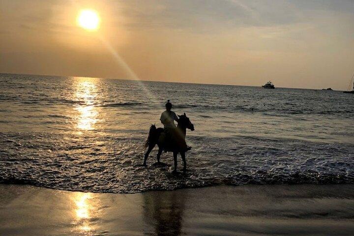 Promenade à cheval sur Sunset Beach à Phuket