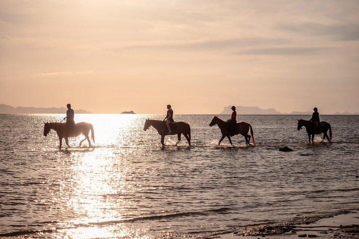 Promenade à cheval sur Sunset Beach à Phuket