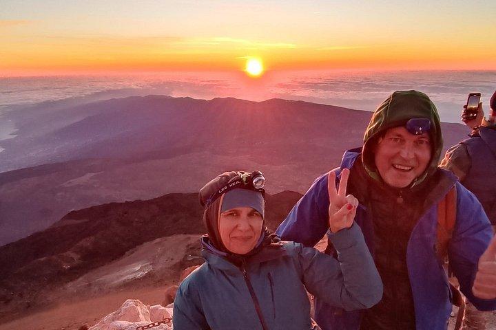貞出山頂（3718m）へのナイトハイキング 3200mからの日の出