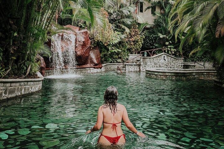 Tour zu den heißen Quellen von La Fortuna und zu costa-ricanischen Kunsthandwerkern mit Mittagessen