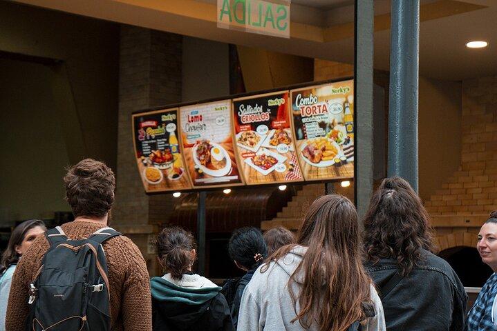 本物の味を発見：リマのストリートフードツアー